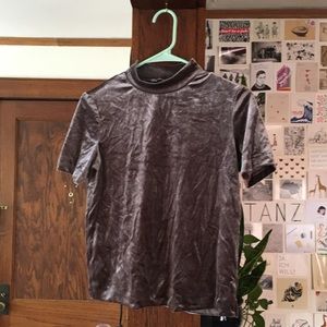 🌍 Zara velvet mock neck